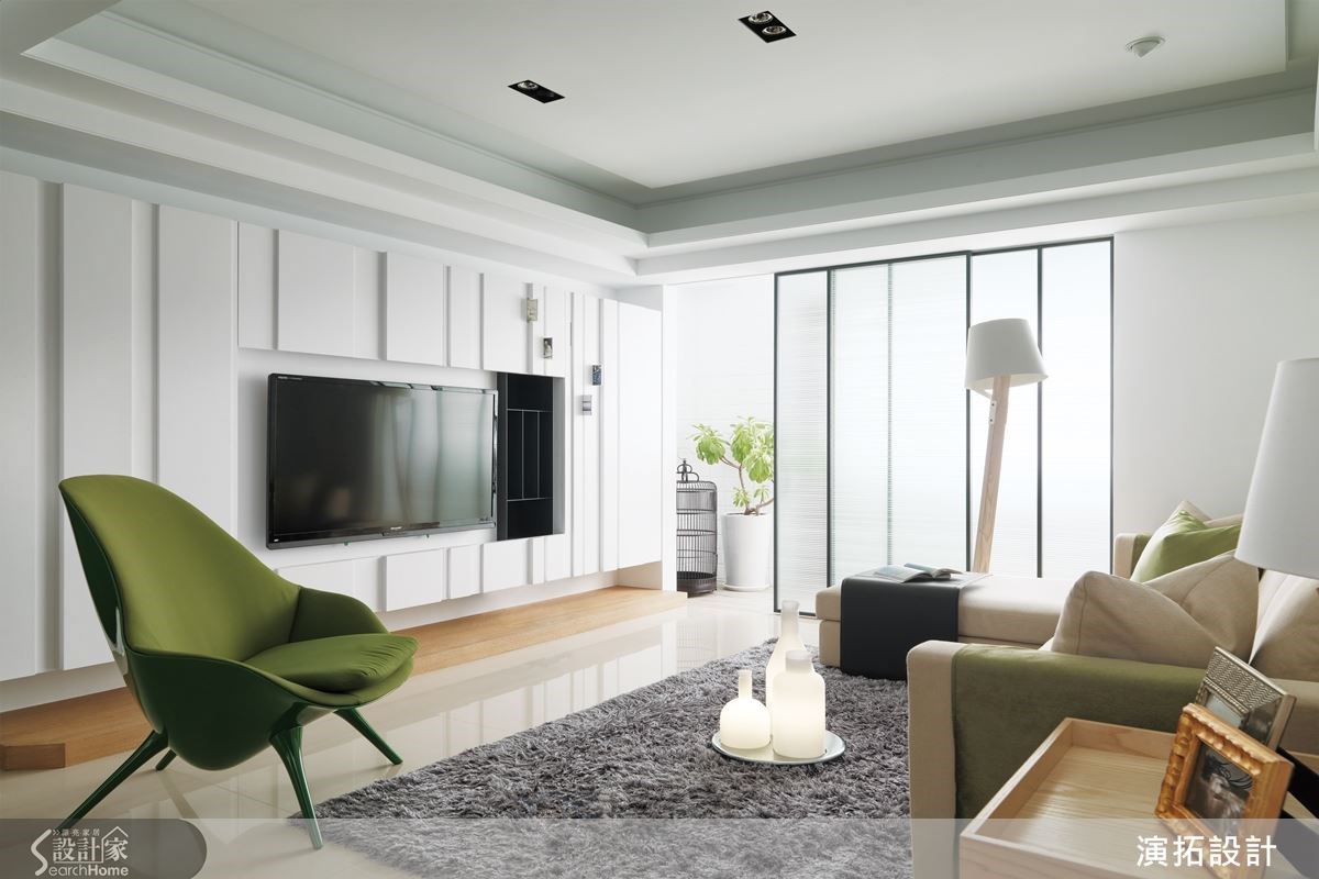 以現代感且耐候性佳的素材，加上流暢的格局動線安排，讓原本陰暗、蟲蛀、壓迫感十足的老屋，變身現代時尚住宅。