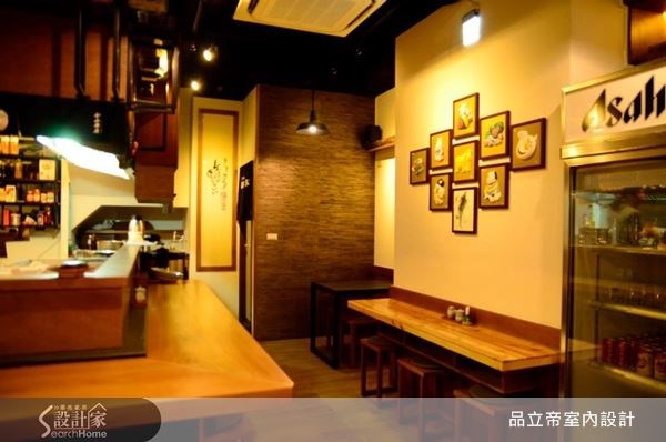 室內壁面多以白色為主,使空間有放大的視覺效果,此外再以一面不同質材的牆面來混搭,創造出空間視覺的豐富度。 室內壁面多以白色為主,使空間有放大的視覺效果,此外再以一面不同質材的牆面來混搭,創造出空間視覺的豐富度。