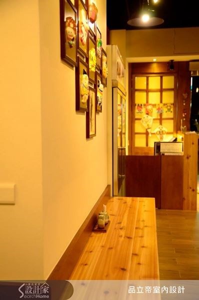 結合木質層板,作為用餐桌檯的延伸,讓 25 坪的室內空間,能夠更加靈活運用。 結合木質層板,作為用餐桌檯的延伸,讓 25 坪的室內空間,能夠更加靈活運用。