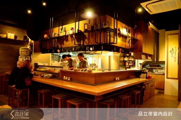 開放式的廚房設計,讓廚師可以即時與來店用餐的顧客互動,日式風情的吧檯設計,展現出道地精準的日式風情。 開放式的廚房設計,讓廚師可以即時與來店用餐的顧客互動,日式風情的吧檯設計,展現出道地精準的日式風情。