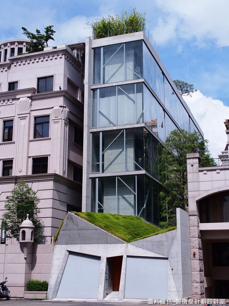 建築物原先為狹長屋型，設計師化劣勢為優點，創造結合藝術、自然的人文空間。