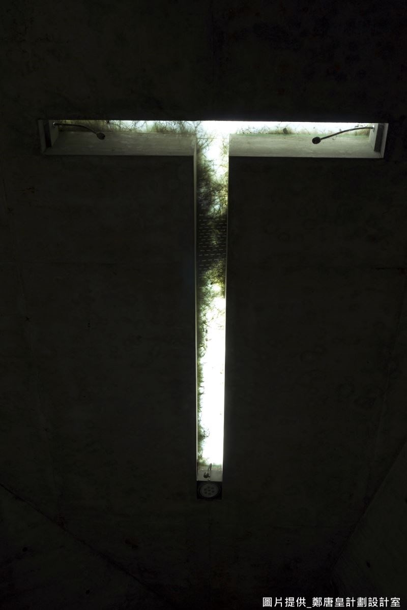 抬頭，還可見到透光的T字天井，恰巧呼應屋主的基督徒身分：天井讓陽光穿透入內，讓人感受到微微的天光。