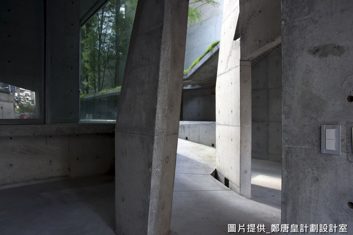 外部格局呈現較為複雜的線條，目的在於突顯空間內的平靜水面，藉此創造由繁入簡的美感。