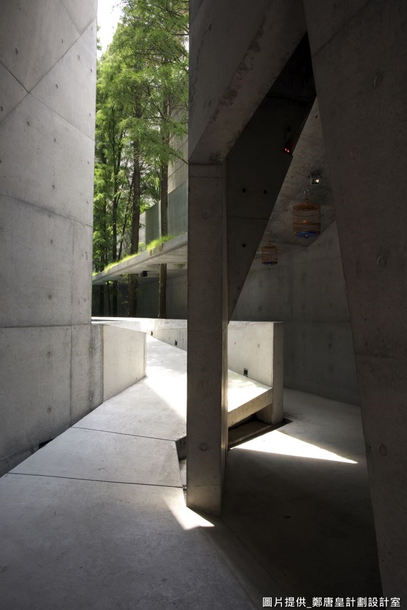 廊道設計像是自然小徑，呈現蜿蜒之美。