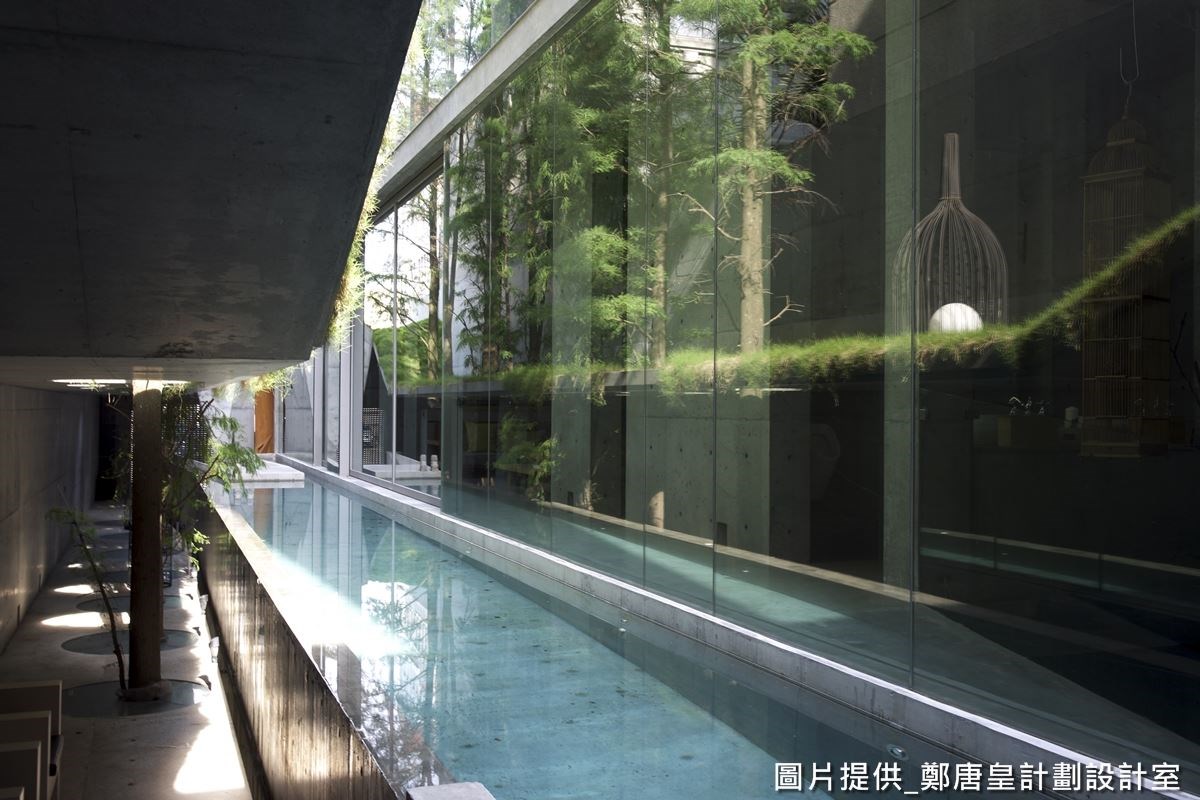 一般狹長型建築較無採光且視覺狹隘，透過栽種一整排的植栽，可產生空間延續美感。