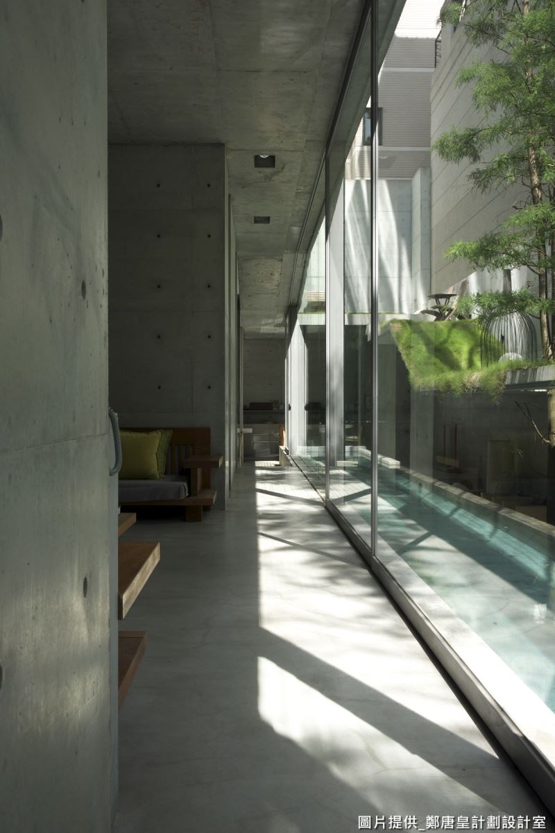 建築物以大面玻璃圍塑，讓陽光可灑進建物內每個角落，並讓水面有延伸變寬的錯覺，讓建築體深度加深、高度往上、立面變大，緩解昏暗、屋型狹隘的缺點。