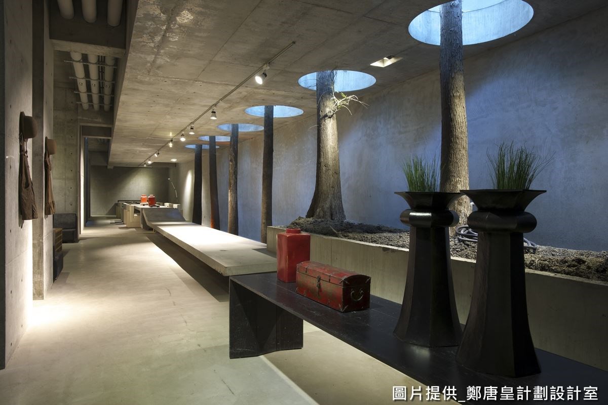 樓層上方有著屋主的創作空間，充滿安靜的氣息，是屋主培育靈感的創作之地，也預留展覽空間，可讓屋主做更多的空間利用。