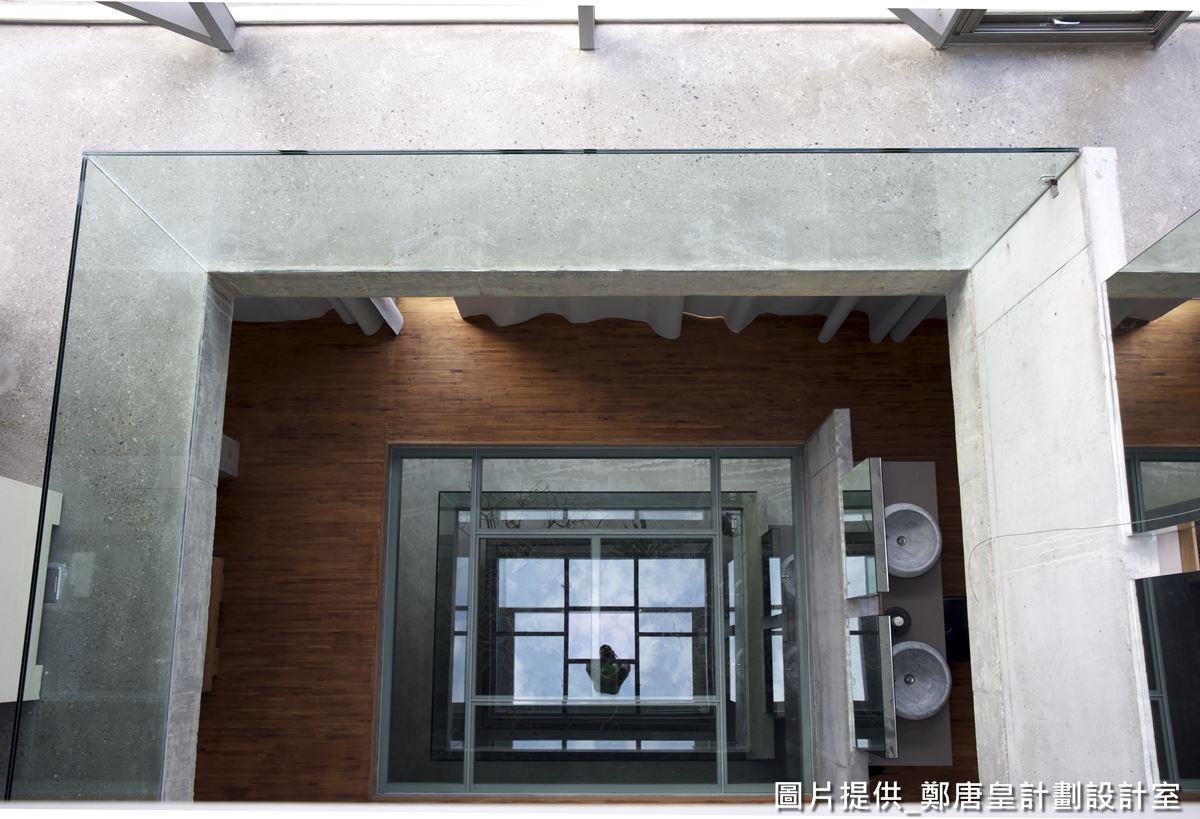 從天井往下看，還可看到木地板與水泥材質的交錯層次。