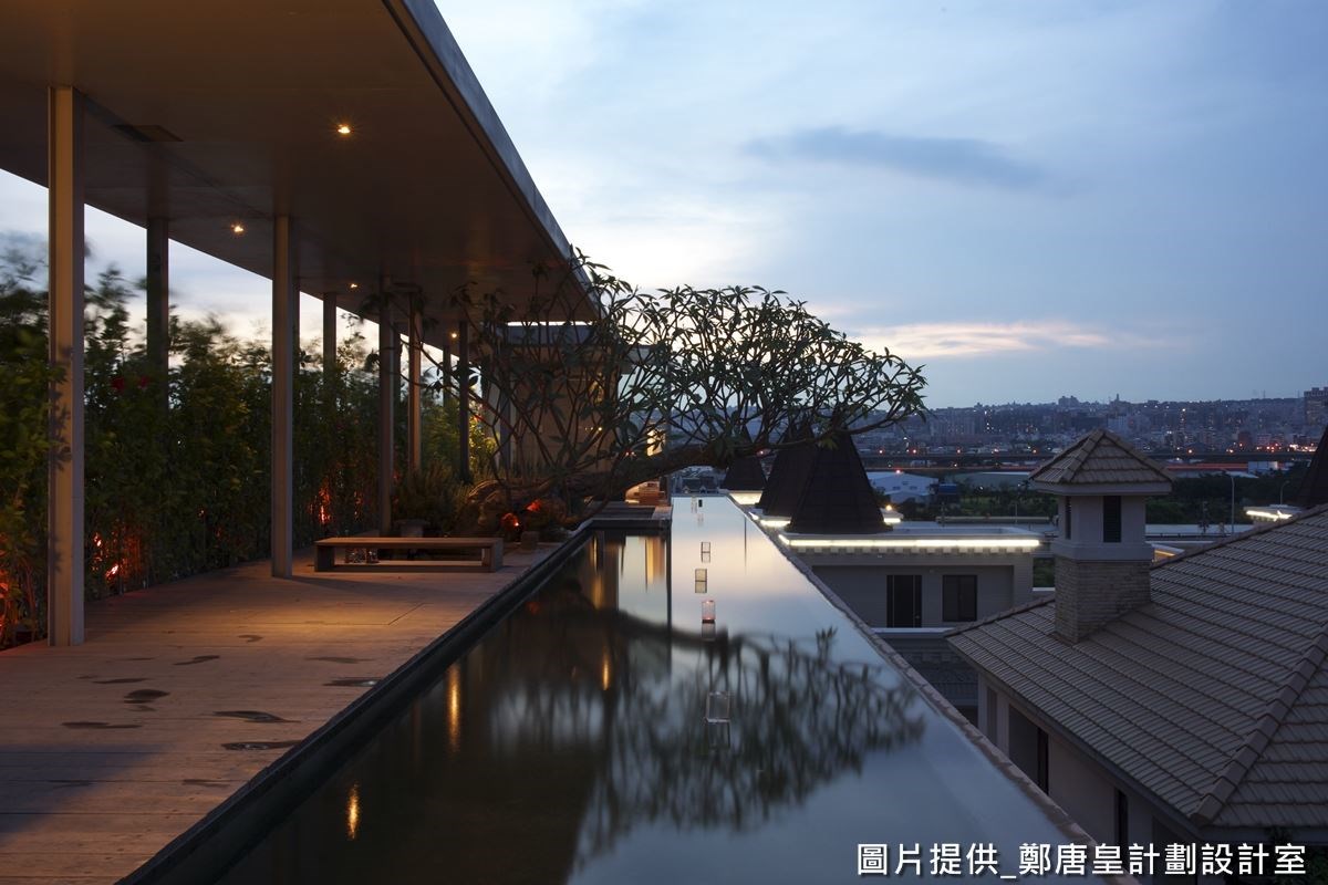 來到頂樓，設計師建造許多水池空間，並透過水池取代圍欄，不只可替頂樓降溫，更營造出一種無邊無際的視覺感受，延伸了空間感。