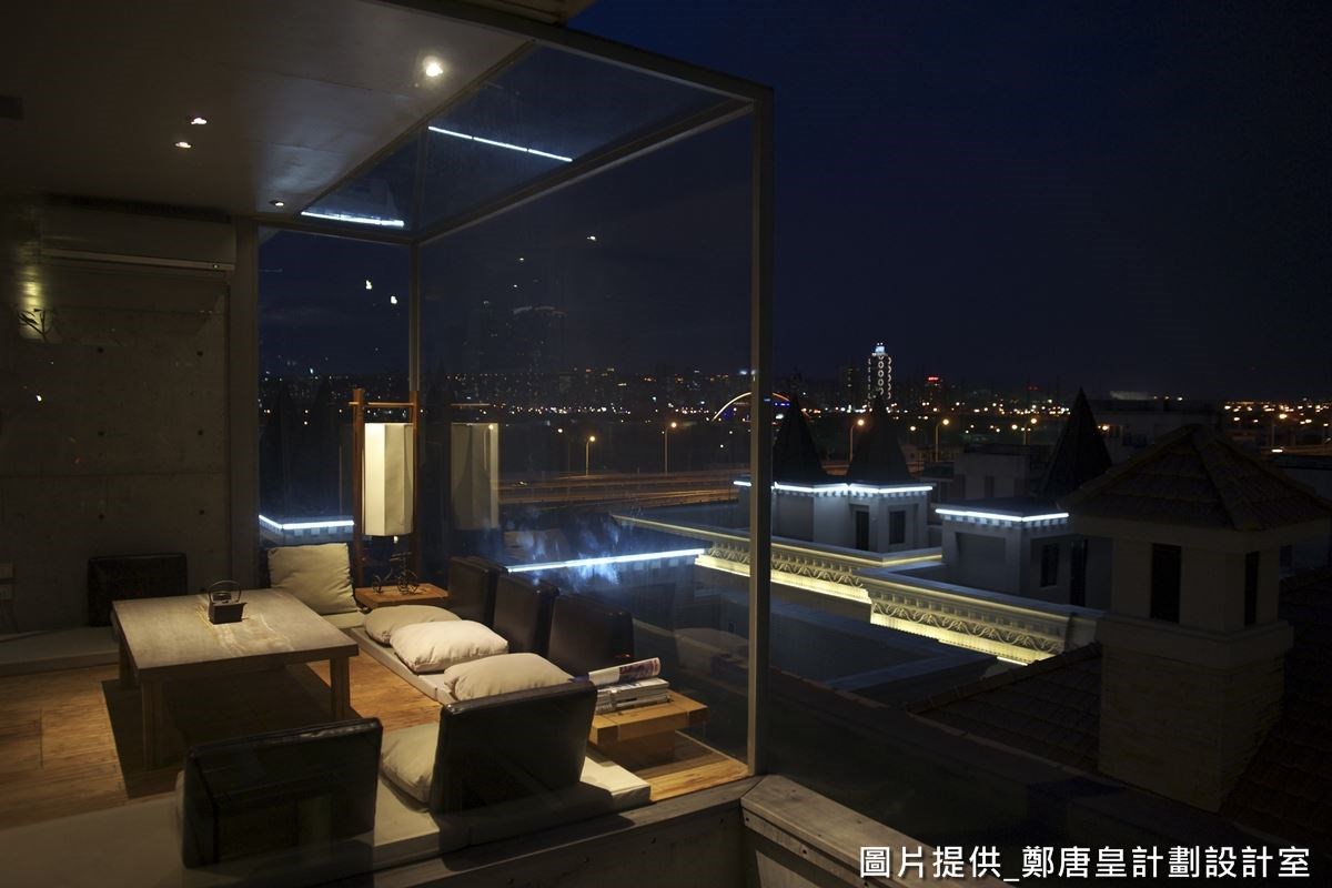 頂樓旁還有一個玻璃小屋，充滿了視覺通透感，擁有超美的 VIEW ，可在這裡賞覽白天、黑夜美景，且不會受到天氣的影響！