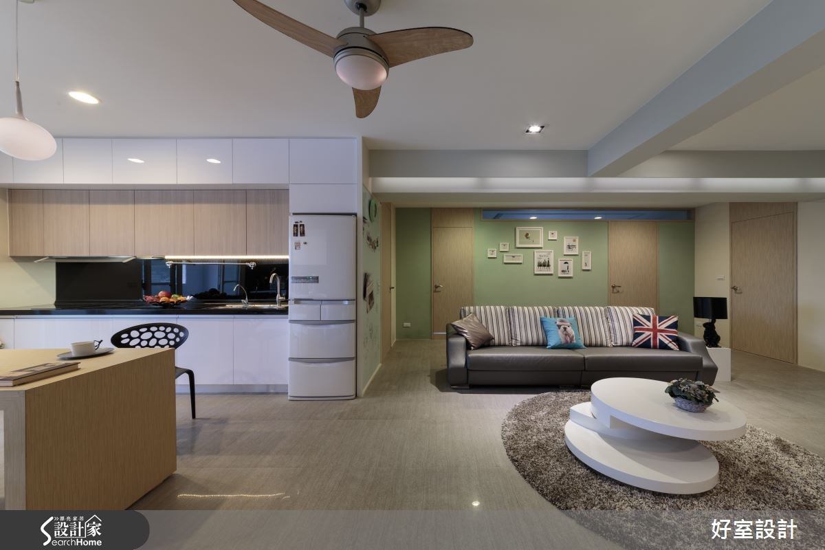 來到高雄市前金區的 35 坪居宅，設計師透過色彩搭配，