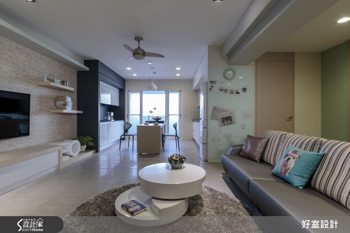 來到高雄市前金區的 35 坪居宅，設計師透過色彩搭配，