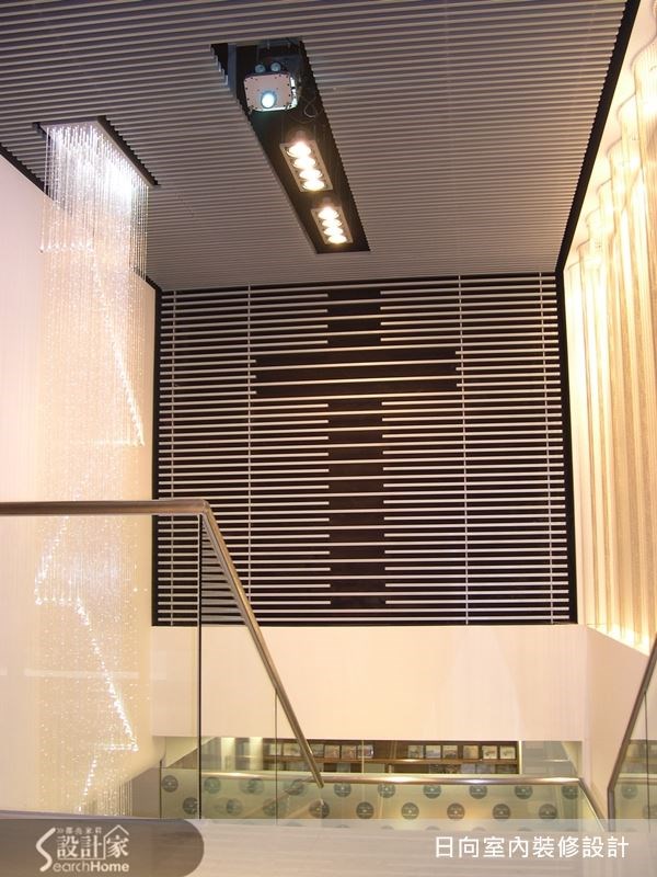 以黑白線條所呈現的十字架，展現出經典的時尚感。