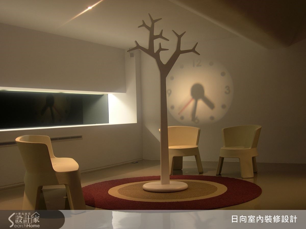 向上伸展的樹枝造景，使人莞爾一笑，壁面則有時鐘的投影，讓空間帶有趣味的設計特色。