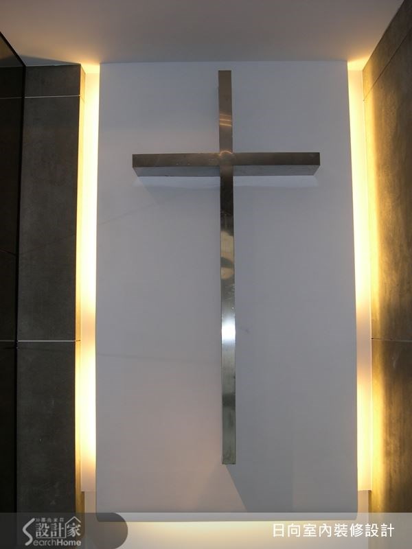 金屬質感的十字架後方有明亮的黃光，映襯出神聖且溫暖的聖潔氣息。