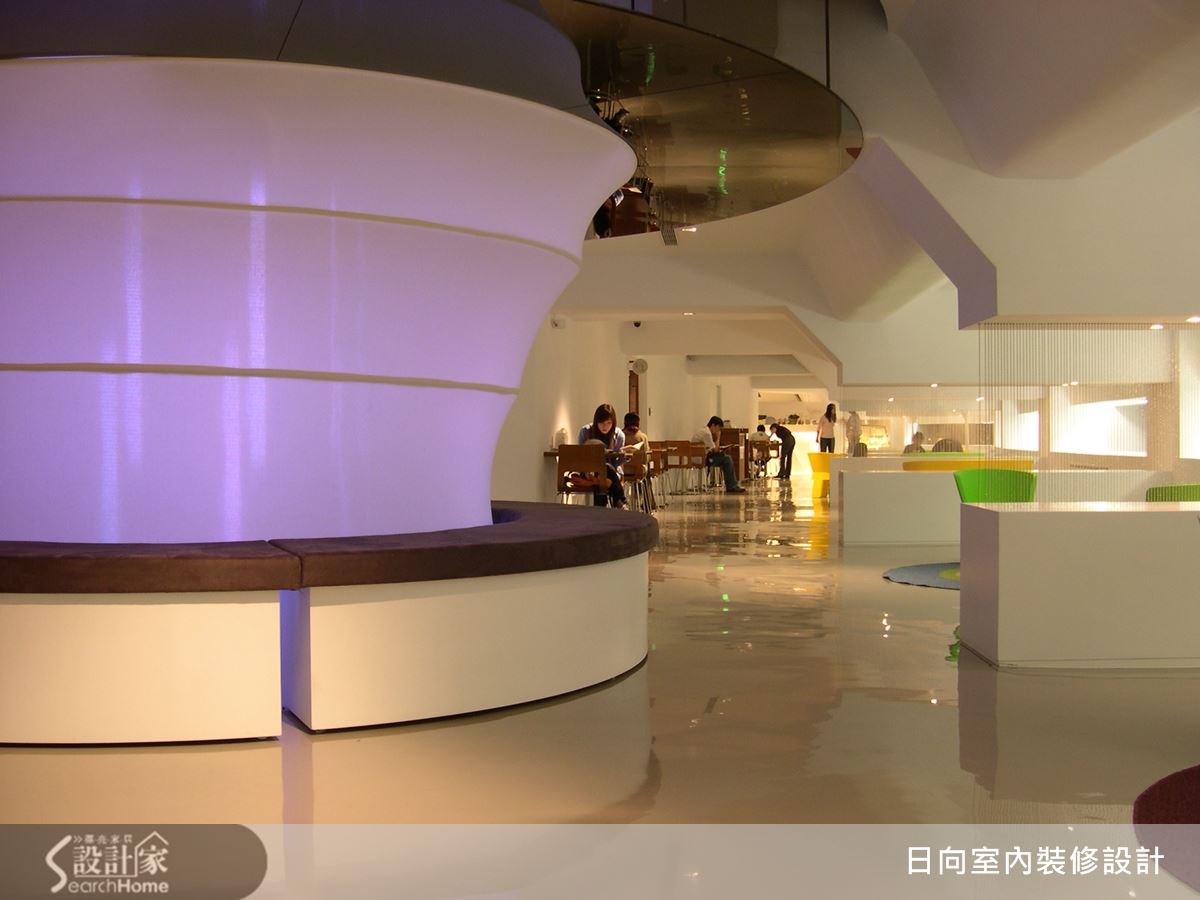 圓形的造景設計，創造出流暢的行走動線，運用燈光的神奇技法，使空間帶點前衛的現代風，天花再以鏡面反射，讓空間感向上延伸，更有種如夢似幻的奇境氛圍。