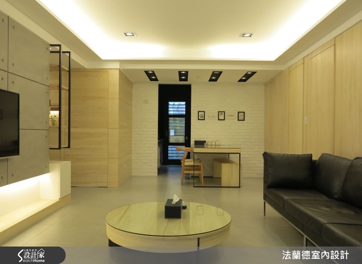 陰暗老舊的空間漸漸不堪使用，孝順的屋主為了讓家中長