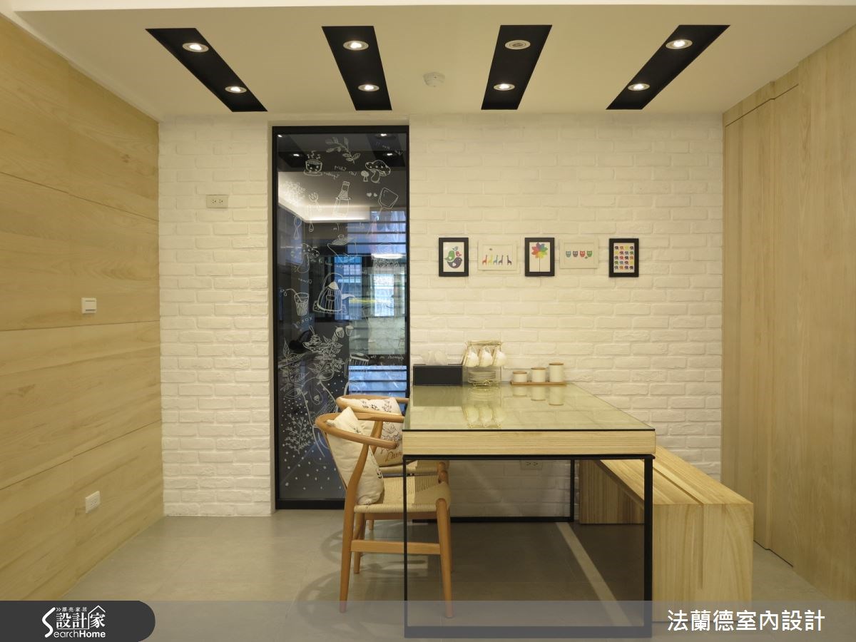 陰暗老舊的空間漸漸不堪使用，孝順的屋主為了讓家中長