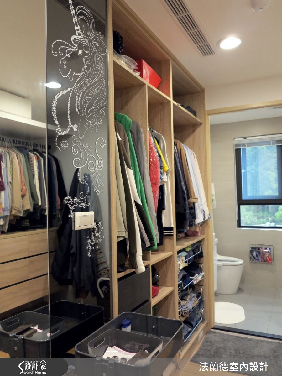 陰暗老舊的空間漸漸不堪使用，孝順的屋主為了讓家中長