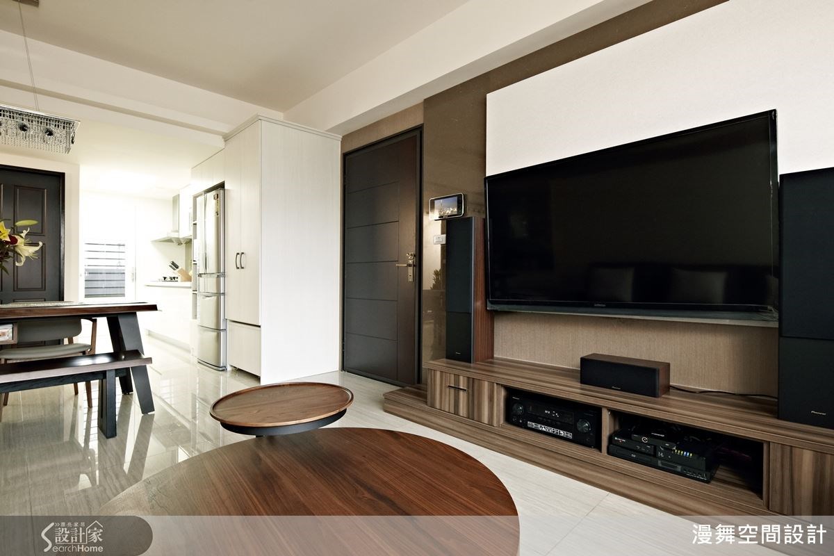 將原先密閉式廚房的牆面拆除，使客、餐廳形成開放格局，讓空氣得以流通，再搭配前後的充足採光，創造有氧循環的質感生活。