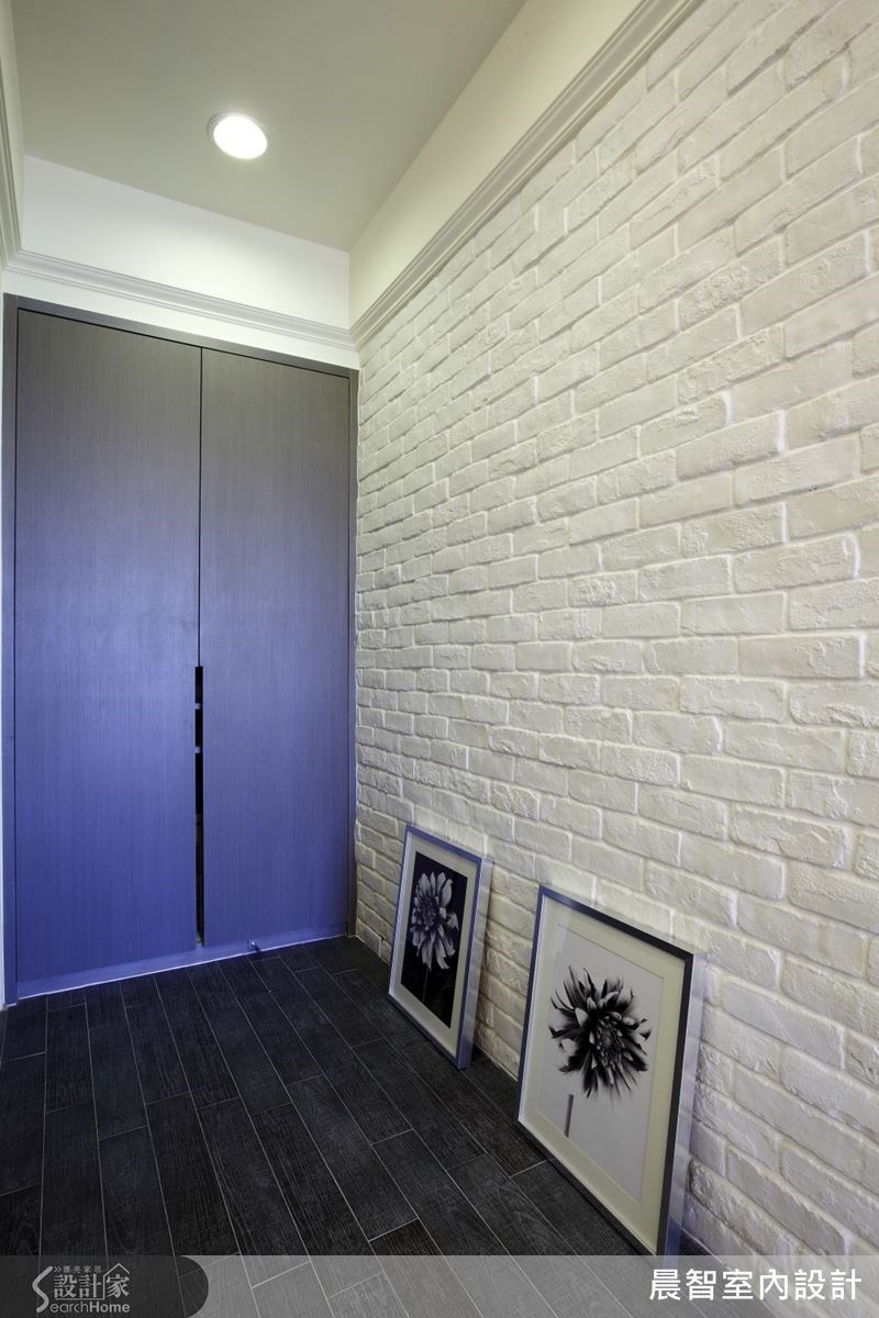 入口玄關以白色文化石鋪陳溫和舒適的手工質感,側邊並安排了整面鞋櫃,滿足實際收納需求。 入口玄關以白色文化石鋪陳溫和舒適的手工質感,側邊並安排了整面鞋櫃,滿足實際收納需求。