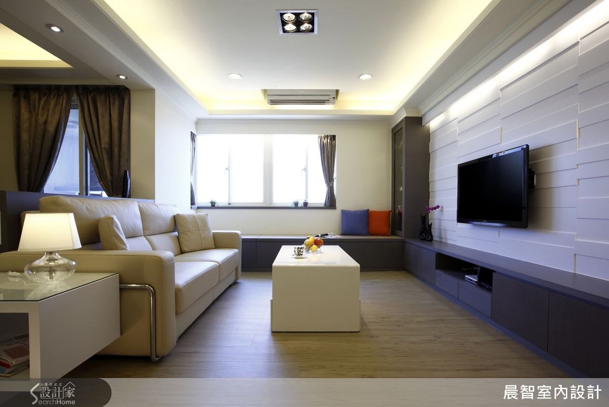 白色電視主牆以凹凸立體手法創造視覺變化,搭配燈光設計更顯現出低調簡約的美感。 白色電視主牆以凹凸立體手法創造視覺變化,搭配燈光設計更顯現出低調簡約的美感。