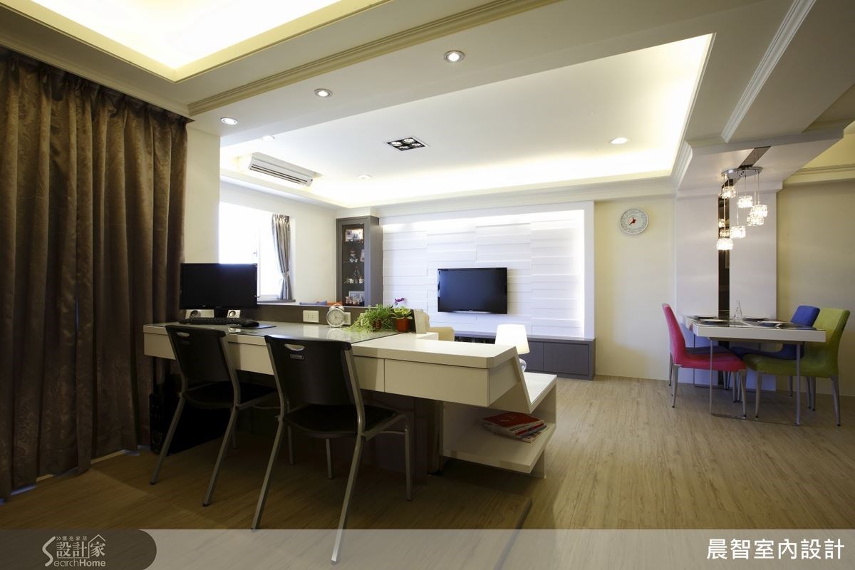 客廳後方安排了開放式的閱讀書房,讓空間的使用機能與整體視野都更加豐富精彩。 客廳後方安排了開放式的閱讀書房,讓空間的使用機能與整體視野都更加豐富精彩。