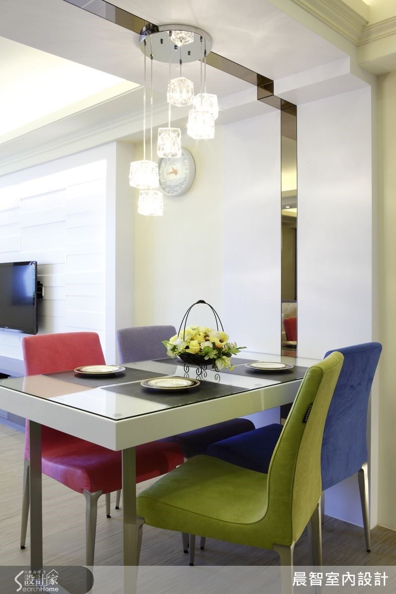 多彩的餐椅搭配為空間帶來活潑有趣的跳色美感,牆面與天花板利用鏡帶創造延伸效果,再結合吊燈設計凝聚視覺焦點,令人驚豔。 多彩的餐椅搭配為空間帶來活潑有趣的跳色美感,牆面與天花板利用鏡帶創造延伸效果,再結合吊燈設計凝聚視覺焦點,令人驚豔。