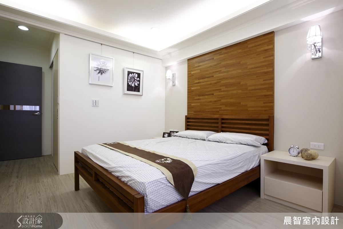 臥室空間延續了整體的舒適調性,利用木材質打造清爽無壓的睡眠空間,搭配幾幅簡單的掛畫更提升藝術質感。 臥室空間延續了整體的舒適調性,利用木材質打造清爽無壓的睡眠空間,搭配幾幅簡單的掛畫更提升藝術質感。