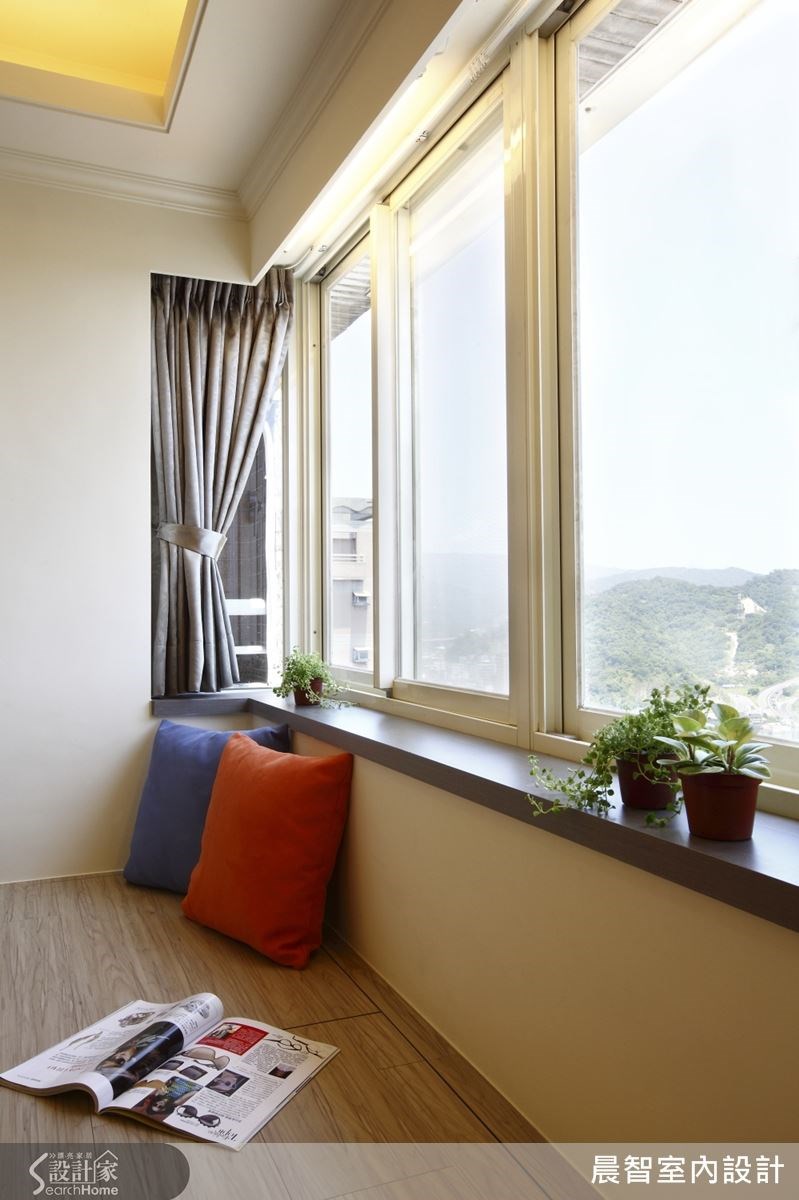 原本陰暗的中古屋空間,經過設計師的巧手改造,成功變身為明亮新穎的陽光之家,而設計師更因應屋主的希望,在窗邊設置了具有收納機能的臥榻區域,讓人可以自由自在地曬曬太陽看看書,再養上幾盆翠綠可愛的小盆栽,實現休閒愉悅的生活樂趣! 原本陰暗的中古屋空間,經過設計師的巧手改造,成功變身為明亮新穎的陽光之家,而設計師更因應屋主的希望,在窗邊設置了具有收納機能的臥榻區域,讓人可以自由自在地曬曬太陽看看書,再養上幾盆翠綠可愛的小盆栽,實現休閒愉悅的生活樂趣!