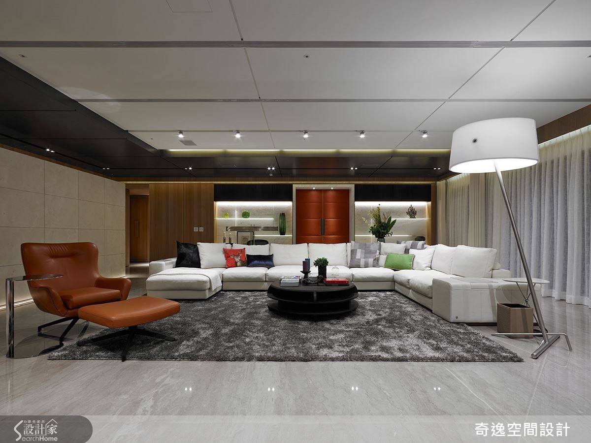 設計師採簡單卻精細的方式去處理材質，呈現材質本身獨具的質感；同時也考量大坪數居家易顯得冷調，添進了橘色皮革增加彩度。