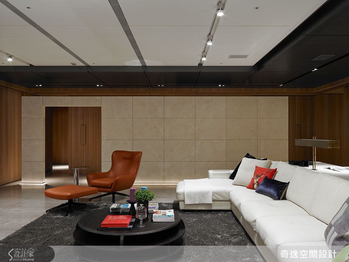 這面不做滿的玄關大牆，為設計師融入建築形式打造而成。