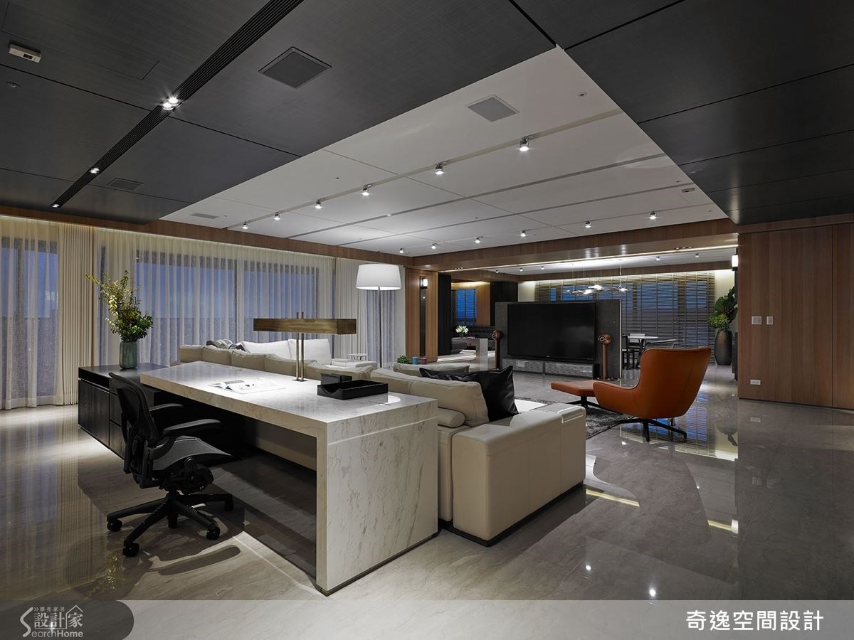 除了玄關牆，整體公領域不刻意設計頂天立地的實牆；後方的書桌桌燈為特別訂製，造型獨一無二。