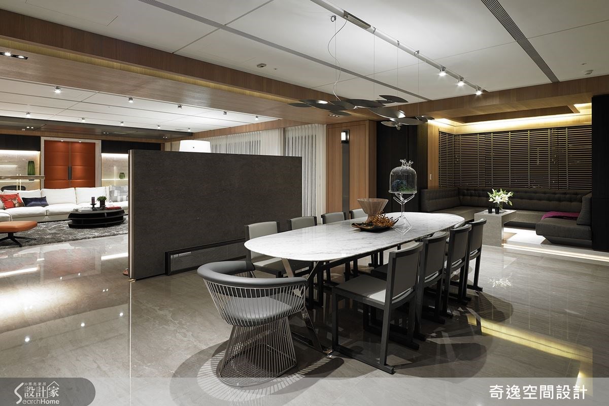 餐廳吊燈形成視覺焦點，選用義大利最新手工吊燈，可隨心所欲做出光源需求調整，同時也成為空間中一盞藝術品。