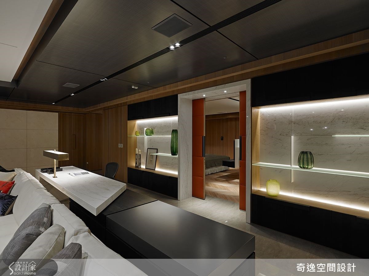 因應屋主習慣，拉橘色推門，即可走進私領域。