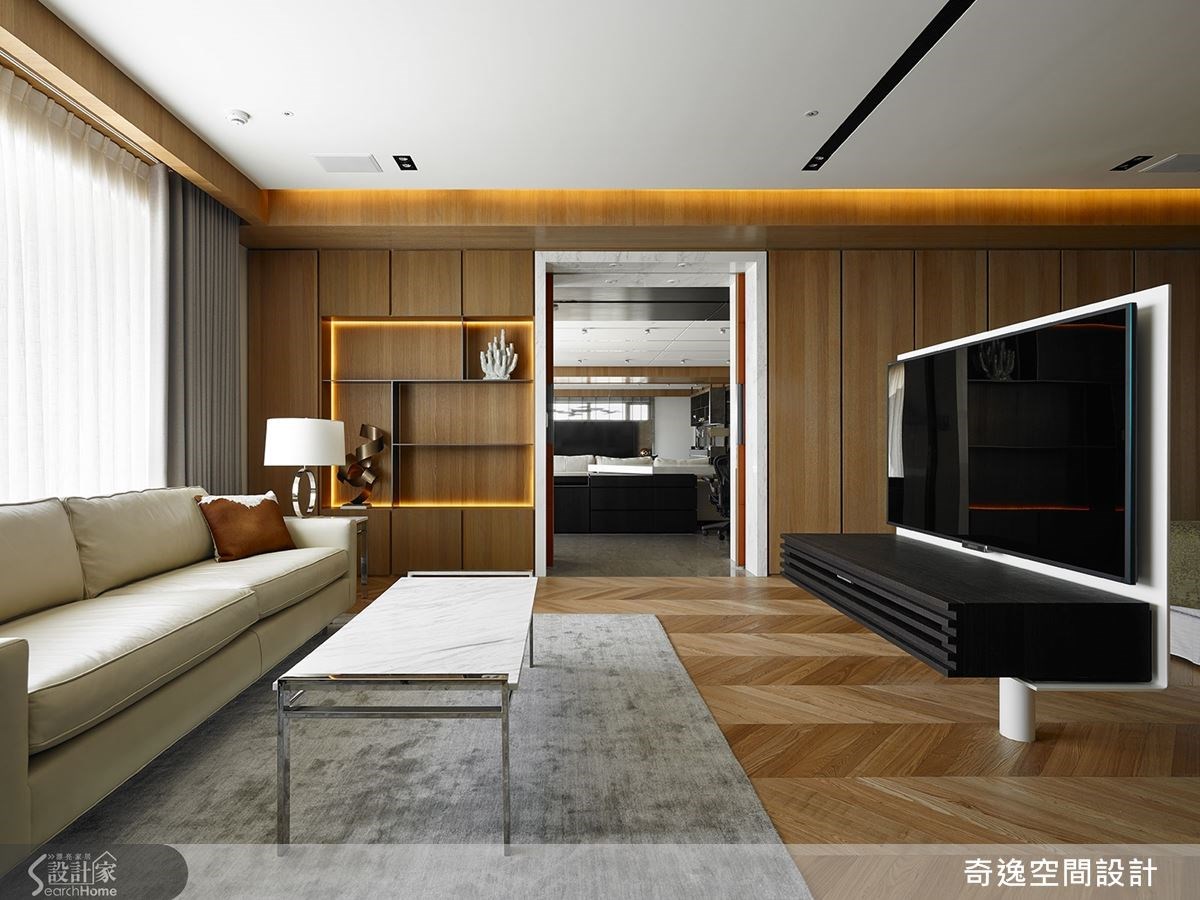 走進門可先來到令人放鬆的起居空間，作為客廳與睡眠區的過度領域，並採用起居與睡眠區皆可使用到的旋轉電視牆，呈現彷彿五星級行政套房的規格。