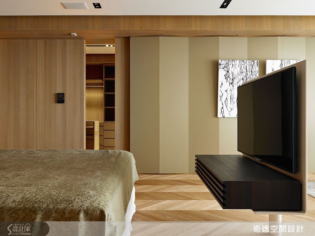 位於軸線末端的起居室牆面，做出綠色的立體折面設計，可透過光線投射，產生明暗的變化，搭配人字拼木地板做出相互呼應的折線美感。