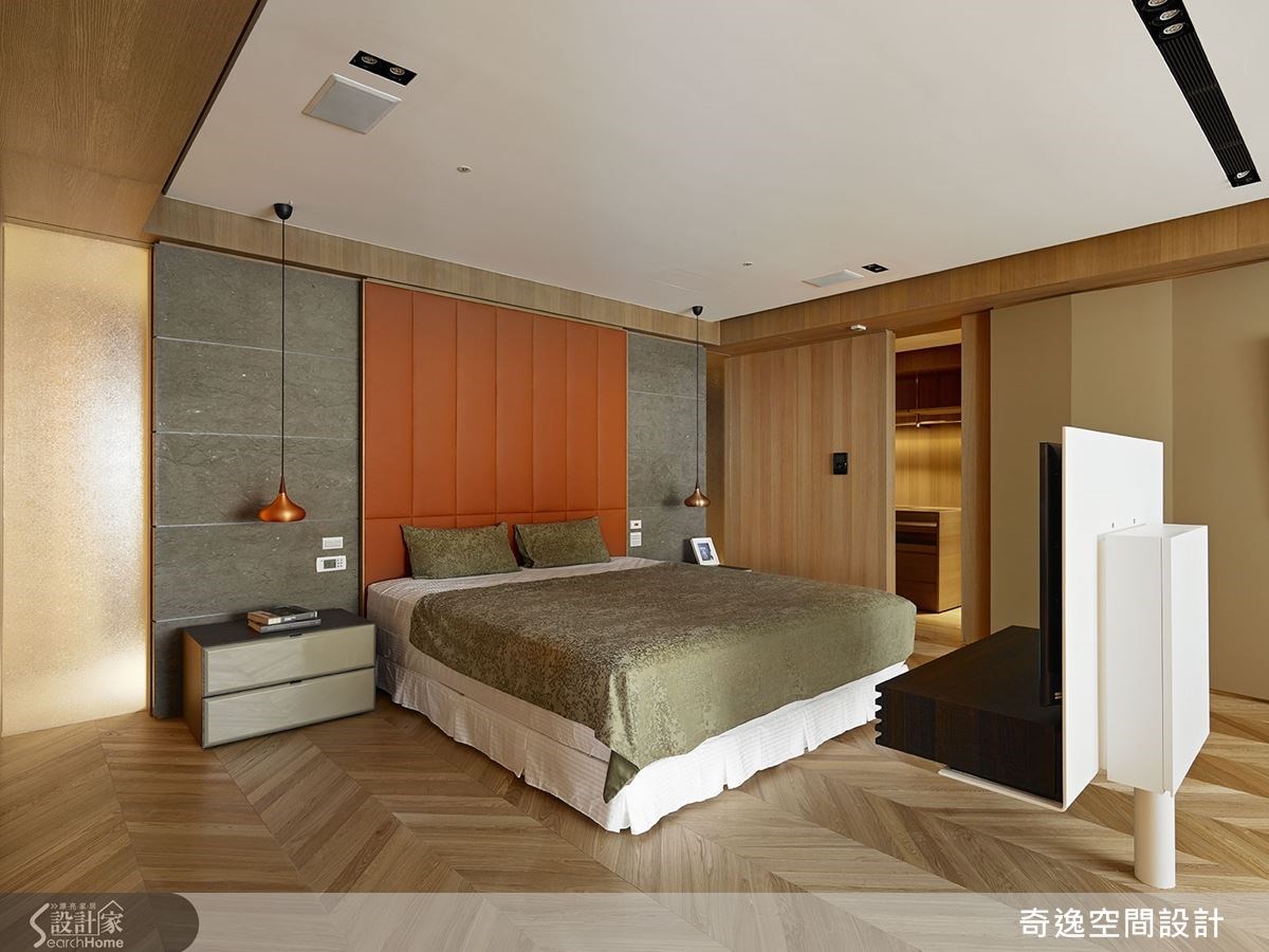 採用馬鞍皮革作為床頭牆，寢臥配有木拉門，區隔更衣室保有私密。