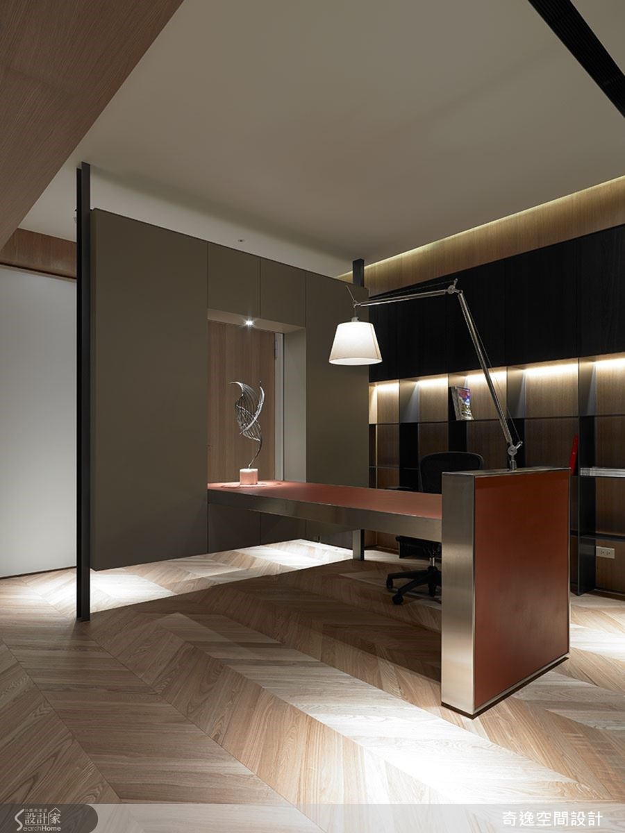 兒子房中採用時尚的訂製書桌，利用這張桌子定義玄關和房間書房的位置，不只是書桌，更形成一幅玄關端景。