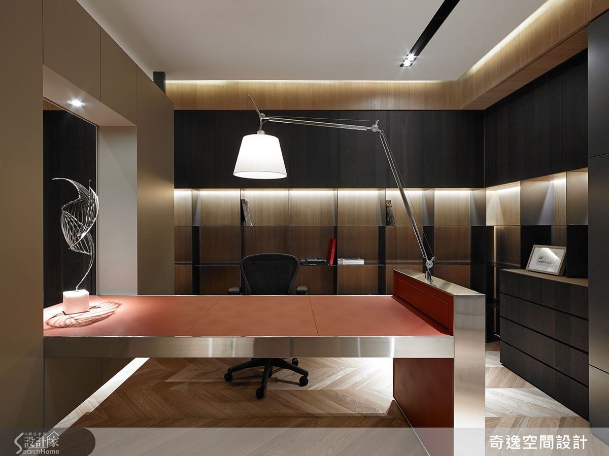 書桌桌面採皮革材質，以槽鋼做支撐，同時結合一體成形的燈，讓線路妥當隱藏起來。