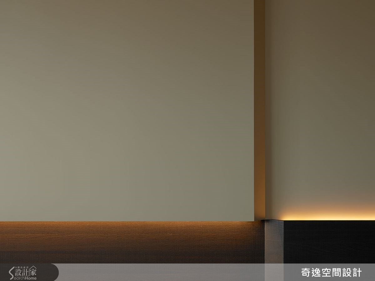 在這個設計案中，設計師講究精工細節，在異材質的連結上有別傳統做法，不做線板或踢腳板等方式，反而在牆面上刻意留了溝縫，讓整體更加立體細緻，且任何邊角都嚴格要求間距為 2 公分，充滿對細節的完美苛求。
