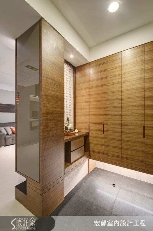 簡約俐落的現代風骨架，輕輕抹上自然石材與木質紋理，