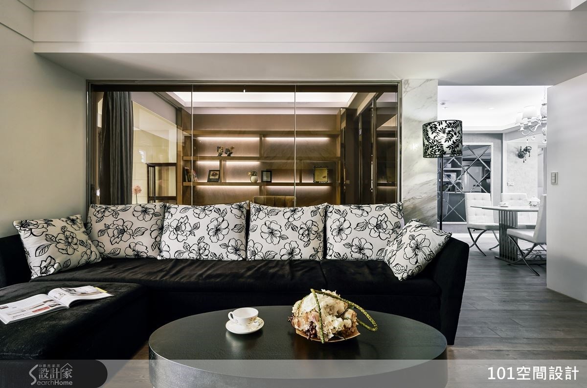空間中加入符合屋主個性的黑色調,並特別選配一座立燈,創造與沙發抱枕相襯的高雅圖紋。 空間中加入符合屋主個性的黑色調,並特別選配一座立燈,創造與沙發抱枕相襯的高雅圖紋。