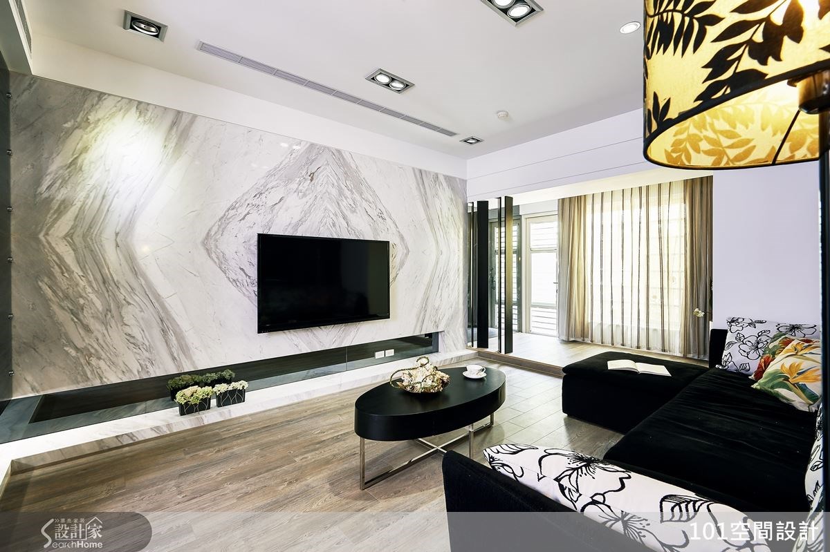 設計師把客廳格局往後退,加大公領域尺度,滿足屋主常有親友來訪時的會客需求。 設計師把客廳格局往後退,加大公領域尺度,滿足屋主常有親友來訪時的會客需求。