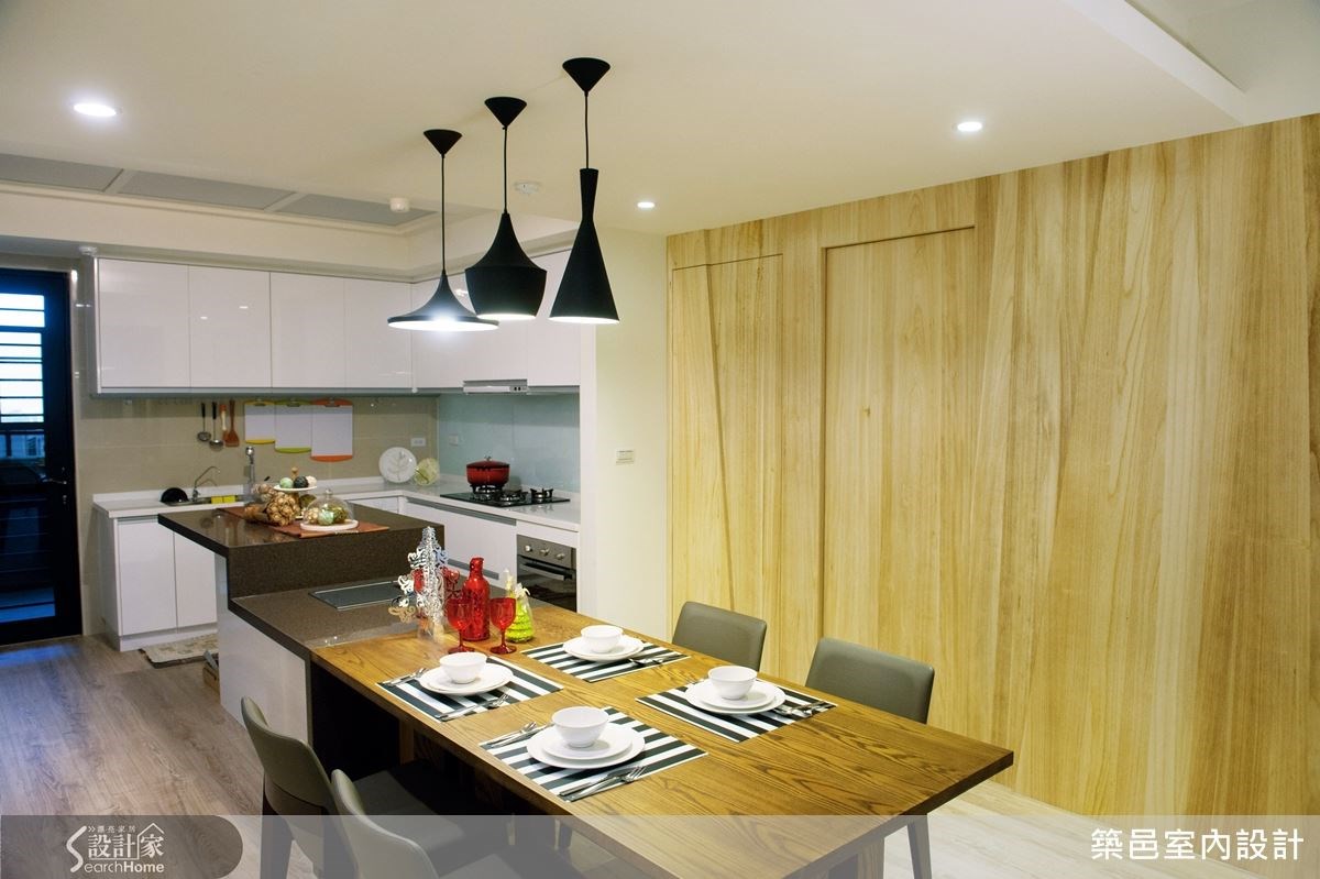 使用大面木材質將通往主臥和小孩房的門扇整合一致，不僅視覺美觀，也明顯界定出公共空間與私領域。