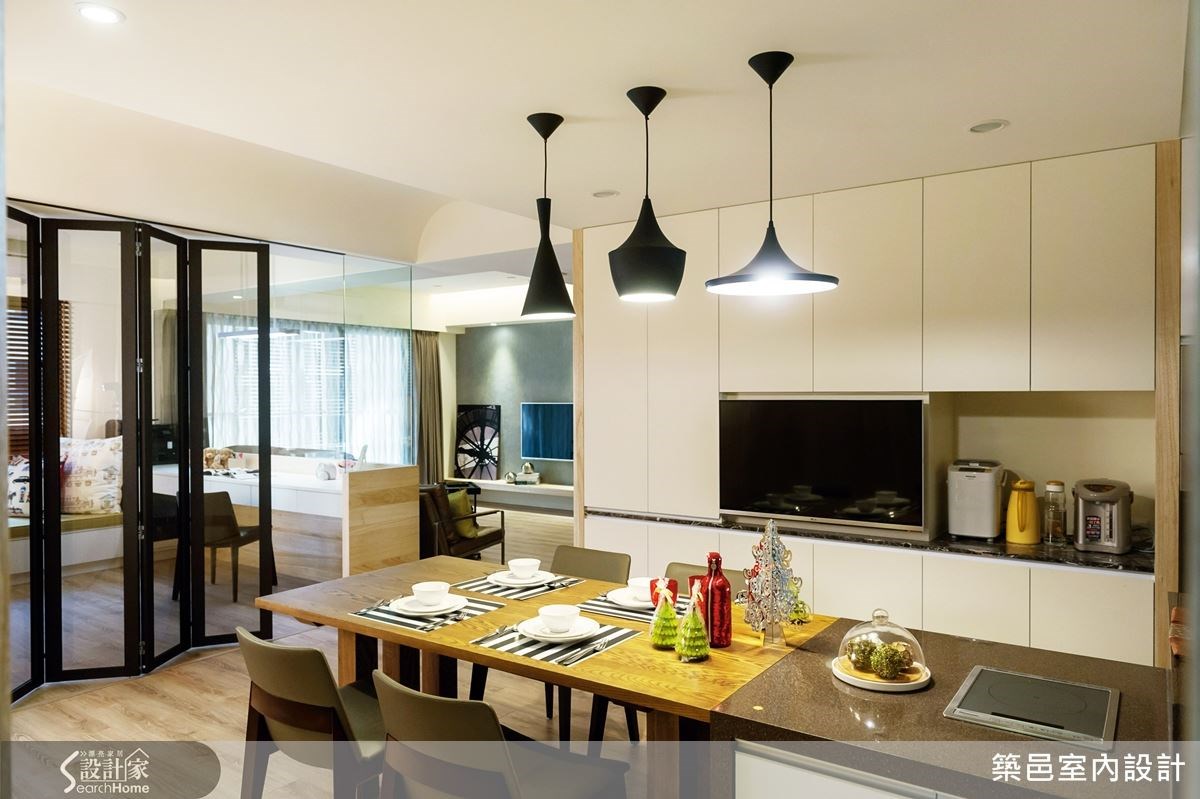 為了讓家人間的互動更加頻繁，設計師以開放式設計，串聯客、餐廳、廚房和多功能室，讓公共空間自由寬廣。