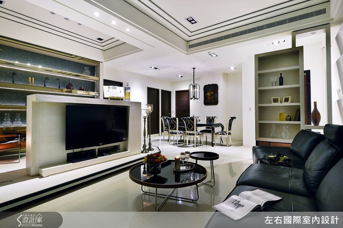 電視牆及架高地板以乾淨俐落的不規則線性分割，完整現代風格的設定，並藉此讓電視牆的存在成為精彩的裝置藝術，讓空間設計更耐人尋味。