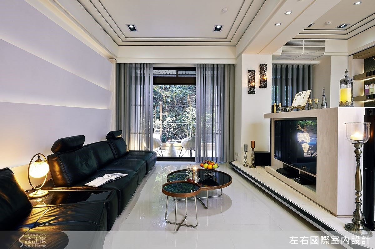 拿掉客廳和閱讀區中間的牆面放大空間感，同時串連窗外的綠映窗景，將建築物特有的優勢展露無疑。