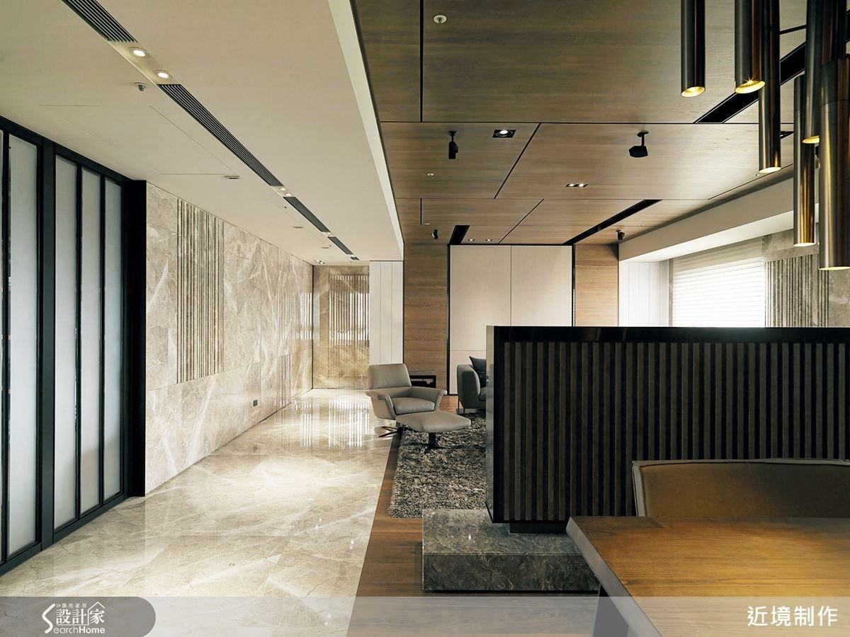 開放的公共區,以廊道的長軸線串聯,明顯區劃公、私領域。 開放的公共區,以廊道的長軸線串聯,明顯區劃公、私領域。