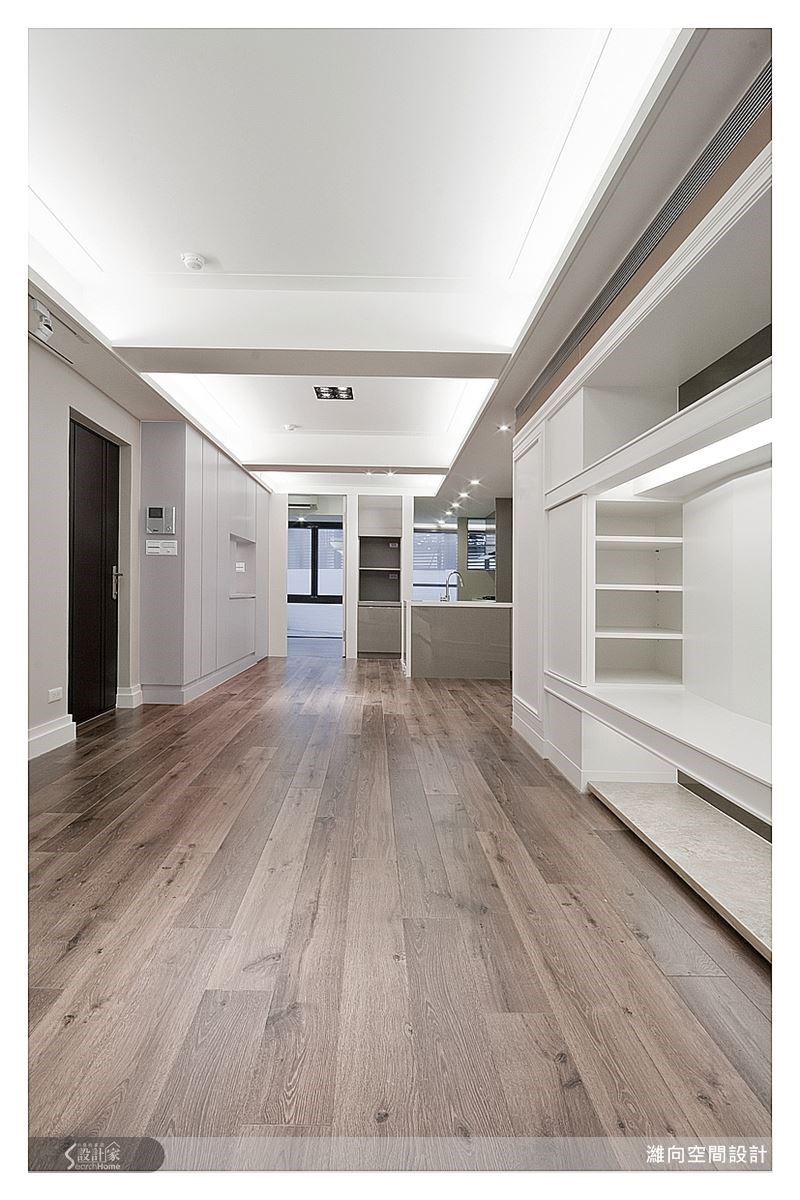 開放式公共空間設計,結合上白色在視覺上有放大效果,讓室內空間,也能營造出大器的開闊感。 開放式公共空間設計,結合上白色在視覺上有放大效果,讓室內空間,也能營造出大器的開闊感。
